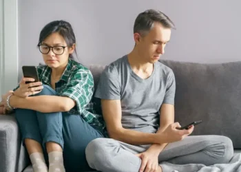 不用社群媒體就會變快樂？研究揭：滑手機讓人「感受力退化」